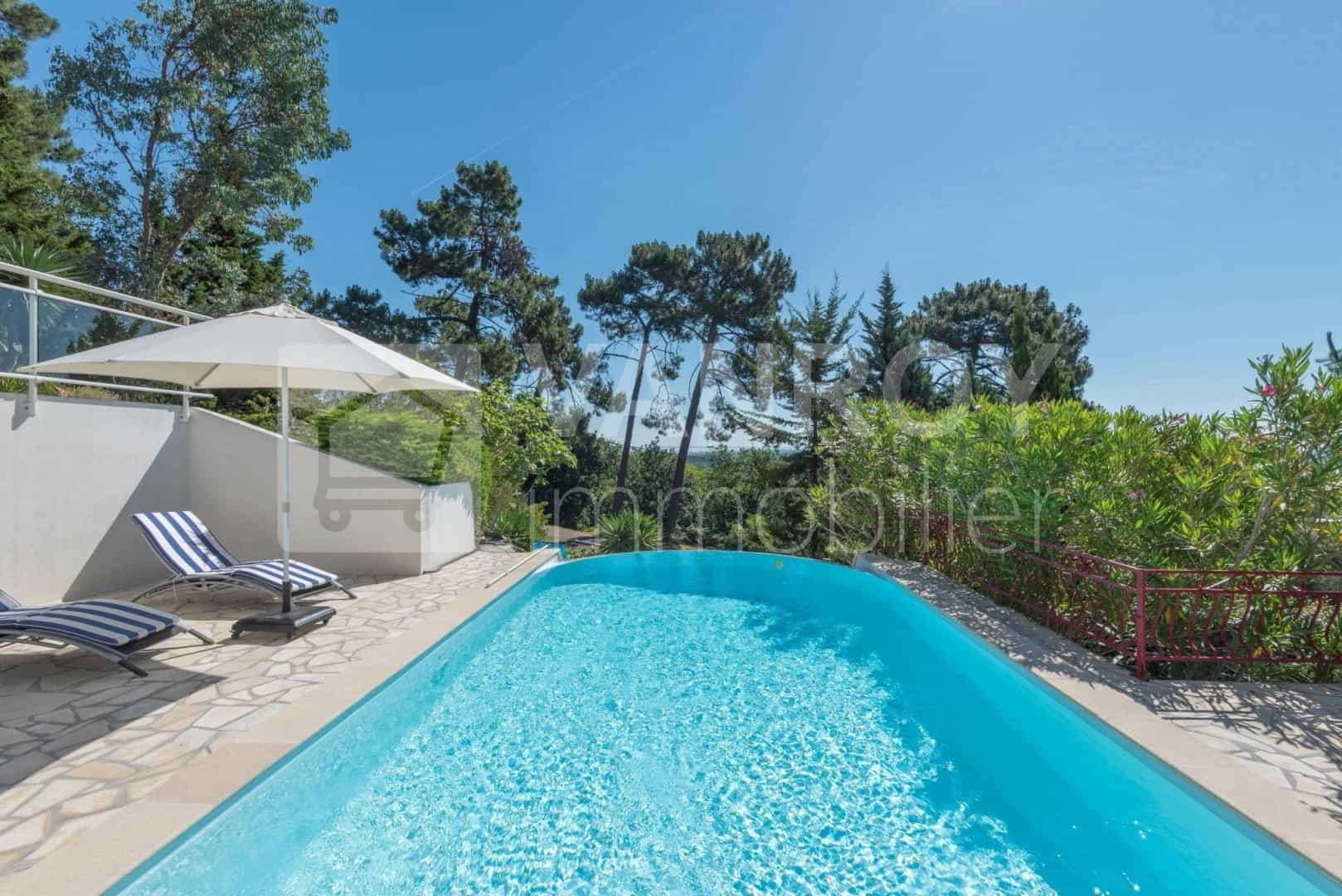 Vendu par VANROY Immobilier !Pyla-sur-Mer / Grande villa avec piscine et vue dégagée