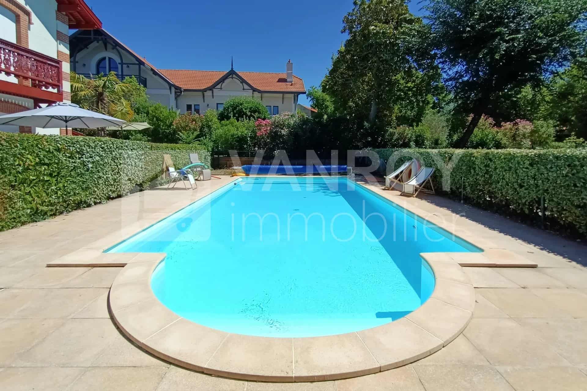 Vendu par VANROY Immobilier !Arcachon – Ville d’hiver / T2 avec terrasse et jardin dans copropriété avec piscine