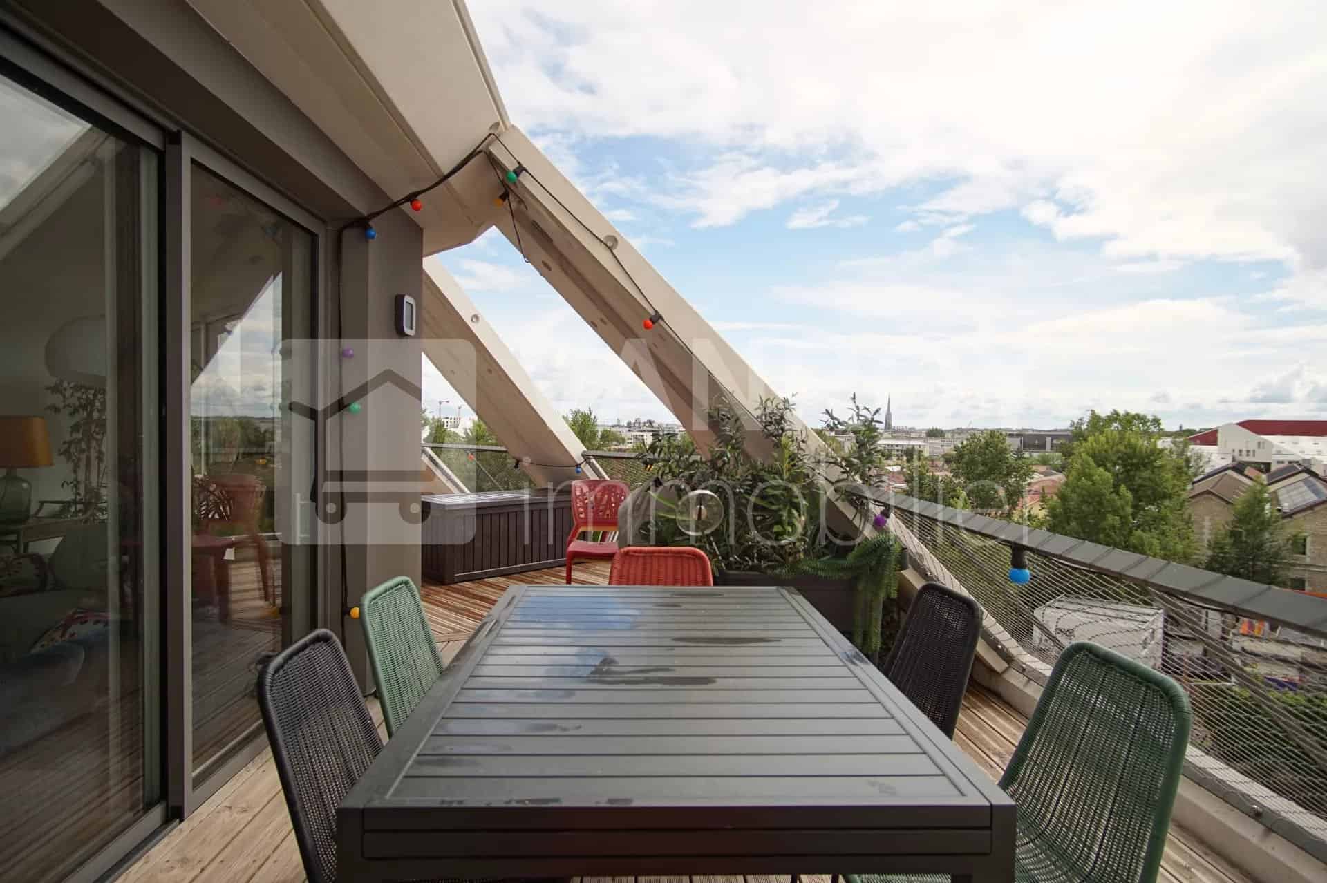 Nouveau prixBordeaux – Bastide Niel / Magnifique Appartement T4 très récent avec grande terrasse