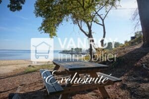 Exclusivité - La Teste – Cazaux - Villa contemporaine T6 en excellent état avec piscine - Table de pic-nic au bord du lac de Cazaux