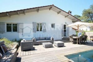 Arcachon – Abatilles / Villa Basquaise de plain-pied avec petite piscine - Façade arrière sur terrasse et piscine ensoleillée