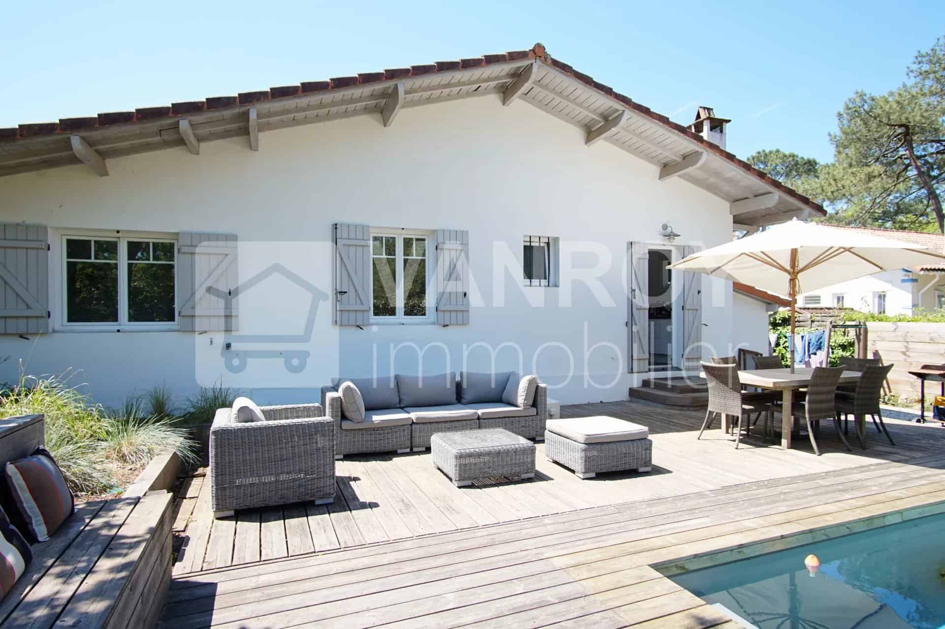 Arcachon – Abatilles / Villa Basquaise de plain-pied avec petite piscine - Façade arrière sur terrasse et piscine ensoleillée