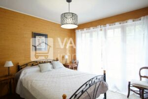 Arcachon - Abatilles / Villa avec 4 chambres sur terrain piscinable / Chambre avec sortie sur jardin