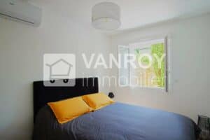 Arcachon - Abatilles / Appartement T3 refait à neuf avec garage, terrasse et jardin / Chambre avec placard sur terrasse