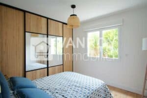 Arcachon - Abatilles / Appartement T3 refait à neuf avec garage, terrasse et jardin / Chambre avec placard sur jardin