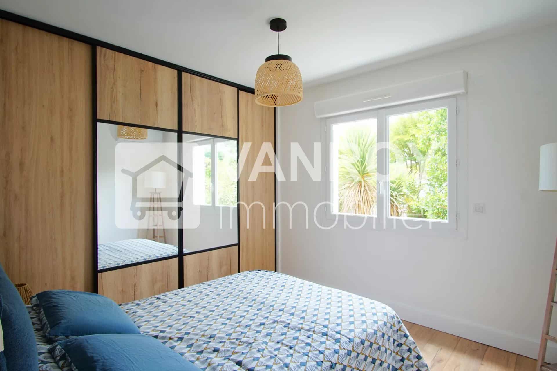Arcachon - Abatilles / Appartement T3 refait à neuf avec garage, terrasse et jardin / Chambre avec placard sur jardin